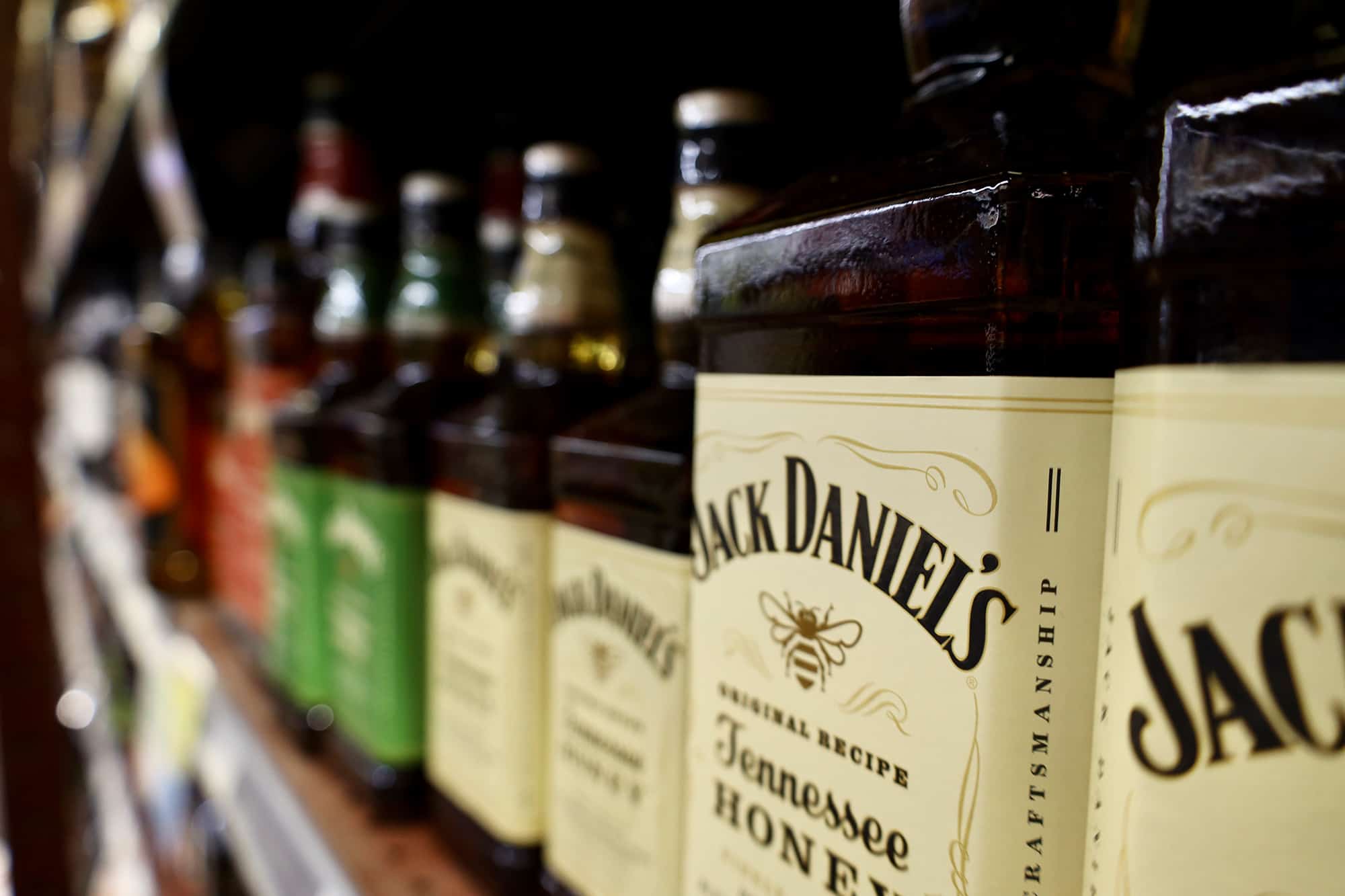 Sodies-liquor-display-jack-daniels-whiskey-2000-1333